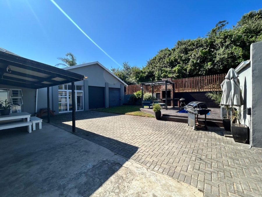 5 Bedroom Property for Sale in Sunrise On Sea Eastern Cape
